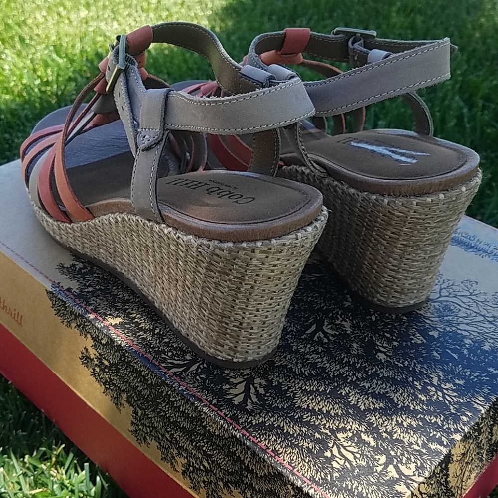 New in box Cute wedges - Picture 8 of 8